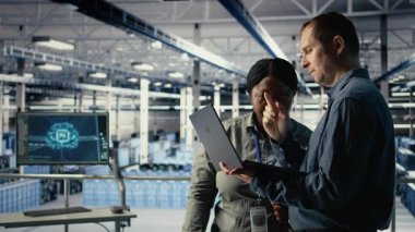 Veri merkezi mühendislerinden oluşan bir ekip sinirsel ağların yapılandırılmasını araştırıyor, ayarlamalar yapıyor. Takım çalışması sunucu merkezi çalışanları, öğrenme hatalarını kontrol etmek için not defteri kullanır. Kamera A