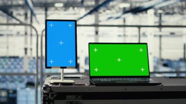 Yapay zeka teknolojisi kullanarak endüstriyel veri merkezinde yeşil ekran not defteri ve maket tableti. İzole ekran aygıtı üzerinde derin öğrenme teknolojisi ve sunucu odasında krom anahtar dizüstü bilgisayar