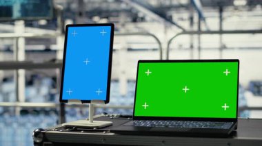 Yapay zeka teknolojisi kullanarak endüstriyel veri merkezinde yeşil ekran not defteri ve maket tableti. İzole ekran aygıtı üzerinde derin öğrenme teknolojisi ve sunucu odasında krom anahtar dizüstü bilgisayar