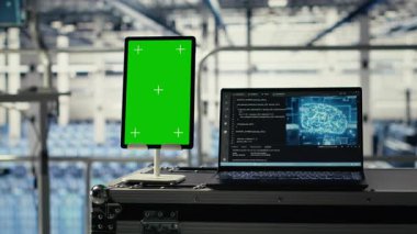Yapay zeka teknolojisi iş yükleri için veri merkezi eğitim altyapısında izole ekran tableti. Sunucu çiftliğindeki krom anahtar aygıtı makine öğrenme eğitimi ve çıkarım olanağı sağlıyor
