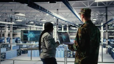 Mühendislik rolündeki asker sunucu merkezi sistemlerini yönetmek için dizüstü bilgisayarda yapay zeka uygulaması kullanır. Ordu komutanı, veri merkezindeki yapay zeka kullanarak gizli istihbarat bilgilerini inceler. Kamera A.