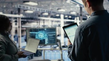 Sunucu odası bilişim uzmanı veri grafiklerini okumak ve ekipman sağlığını izlemek için tablet dokunmatik ekranından araklıyor. Yönetim, veri merkezinin hedeflere ulaştığından emin olmak için aygıt üzerindeki analiz ölçüm grafiklerini inceler, kamera B