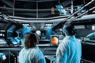 Uzay gemisindeki kozmonotlardan oluşan bir ekip uzayın derinliklerini keşfediyor, insanlığın geleceği için Mars keşfi yapıyor. Uzay İstasyonu meslektaşları, Dünya 'nın ötesindeki insan yaşamını desteklemek için Kızıl Gezegen' i keşfediyorlar.