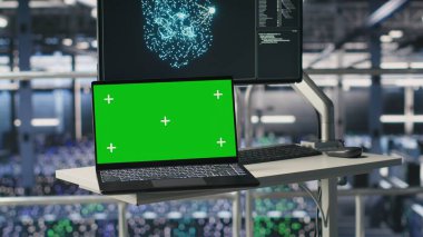 Yüksek endüstriyel veri merkezi kontrol merkezi ekranının yanındaki izole ekran bilgisayarı yapay zeka görüntülemesini gösteriyor. Sunucu çiftliğinde sinirsel ağ teşhisi gösteren krom anahtar dizüstü bilgisayar aygıtı