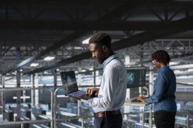 Veri merkezi endüstriyel platformundaki bilişim uzmanları yapay zeka yazılım güncellemelerini tamamladıktan sonra sinirsel ağ çıktılarından memnun kaldılar. Sistem yöneticileri takımı sunucu sondaj ayarlarını inceliyor.