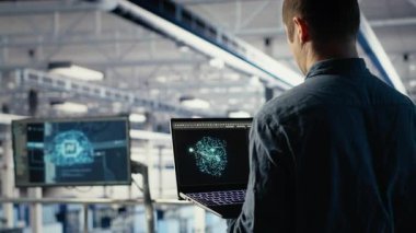 AI LLM Chatbot önerilerini kullanarak veri merkezi yönetimi sondaj platformlarının işleme hızını ve verimliliğini arttırıyor. Sunucu merkezi çalışanı, yapay zeka iş yüklerini desteklemek için büyük dil modeli kullanıyor, kamera B