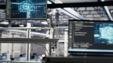 Endüstriyel veri merkezindeki bilgisayardaki yapay zeka teknolojisi internet hizmetlerine yardım ediyor. Dijital depolama sistemleri için kurulmuş sunucu çiftliğindeki dizüstü bilgisayarda çalışan yapay zeka kodlama betiği