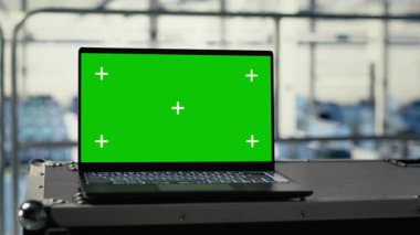 Yapay zeka iş yükleri için veri merkezi eğitim altyapısında yeşil ekran defteri. Sunucu odasındaki model dizüstü bilgisayar makine öğrenme eğitimi ve çıkarım olanağı sağlıyor