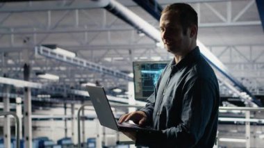 Veri merkezi teknisyeni, bilgisayarla derin öğrenme sürecini gözlemler, operasyonel ölçümleri gözden geçirir. IT uzmanı, devam eden istikrarı doğrulamak için denetim sırasında nöral ağların raporlarını inceledi