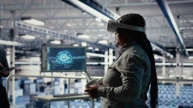 Veri merkezi sistem yöneticileri altyapı raflarına makine öğrenme yazılımı yerleştirirler. Sunucu merkezi bilişim uzmanları, uygulamaları desteklemek için tablet kullanan yapay zeka sistemlerini eğitir. Kamera B