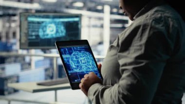 Veri merkezi sistem yöneticilerinin sondaj platformlarında derin öğrenme yazılımı uygulamalarını kapatın. Sunucu merkezi bilişim uzmanları, uygulamaları desteklemek için tablet kullanan yapay zeka sistemlerini eğitir. Kamera B