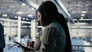 Sunucu merkezi teknik destek uzmanları şirket müşterilerine güvenli veri yedekleri kurma konusunda rehberlik ediyor. Veri merkezindeki yazılım geliştiricisi kullanıcıların sunuculardaki sistem hatalarını düzeltmelerine yardımcı olur