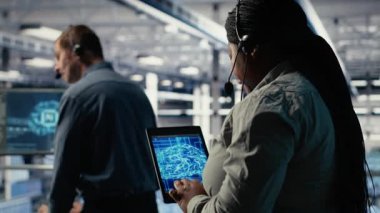 Sunucu odası teknisyeni müşterilere rehberlik etmek için yapay zeka kullanıyor. Veri merkezindeki teknisyen sunuculardaki sistem hatalarını düzeltmeye yapay zeka, kamera B kullanarak yardımcı oluyor