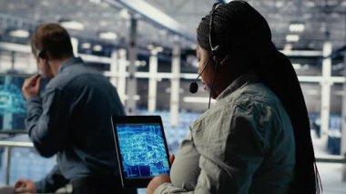 Veri merkezi programcılarından oluşan ekip, müşterilerin web sitesi sunucu sorunlarını çözmek için yapay zeka kullanıyor. Takım çalışması sunucu tarım teknik uzmanları kullanıcıların çevrimiçi hizmetlerini sorunsuz çalıştırmalarına yardımcı oluyor, kamera B