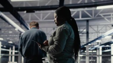 Veri merkezi yazılım geliştiricileri altyapı raflarına makine öğrenme yazılımı yerleştirdiler. Sunucu odası bilişim uzmanları, uygulamaları desteklemek için tablet kullanan veri tabanlarıyla yapay zeka sistemleri eğitiyorlar. Kamera B