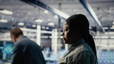 Yazılım geliştiricileri tablet kullanarak sunucu merkezinin etkinliğini izler. Veri merkezi çalışanları beyin fırtınası yapıyor, ekipman testlerinin sonuçlarını sistemlerin düzgün çalıştığından emin olmak için inceliyor, kamera B