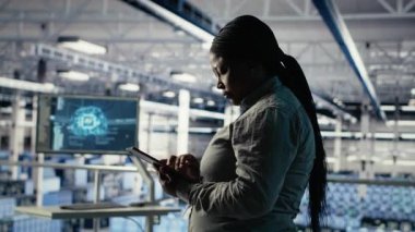 Takım çalışması veri merkezi programcıları nöral ağların yapılandırılmasını araştırarak optimal işlev için ayarlamalar yapıyorlar. Sunucu merkezi meslektaşları birlikte çalışarak derin öğrenme hatalarını, kamera B 'yi kontrol ederler