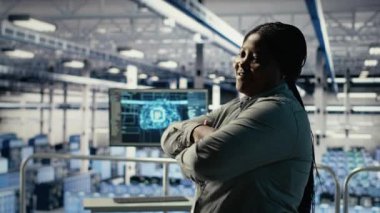 Gülümseyen veri merkezi yöneticisinin portresi yapay zeka sondajı işleme hızını ve verimliliğini arttırmak için çalışıyor. Sunucu merkezindeki mutlu ekip lideri yapay zeka iş yüklerini, kamera B 'yi destekliyor.