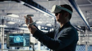 Sunucu çiftlik programcısı güncellemeleri yüklemek ve AI sistemlerini çalışır tutmak için VR kulaklık kullanır. Veri merkezi çalışanı sanal gerçeklik teknolojisini kullanarak kod geliştiren altyapı çıktısı olan Kamera B 'yi yazar.