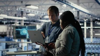 Veri merkezi programcılarından oluşan bir ekip, işletim ölçümlerini inceleyerek, dizüstü bilgisayarla derin öğrenme sürecini izler. Takım çalışması sunucu merkezi meslektaşları denetleme sırasında nöral ağ raporlarını gözden geçirin, kamera B