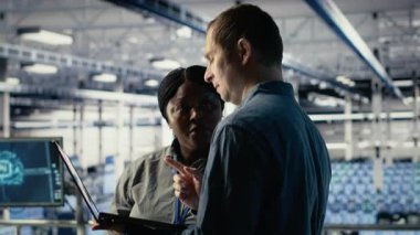 Veri merkezi mühendislerinden oluşan bir ekip sinirsel ağların yapılandırılmasını araştırıyor, ayarlamalar yapıyor. Takım çalışması sunucu merkezi çalışanları, öğrenme hatalarını kontrol etmek için not defteri kullanır. Kamera B