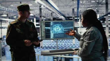 Sunucu odası ordu uzmanları savunma altyapısını modernize etmek için yapay zeka teknolojisi kullanıyorlar. Askeri sunucu odası arkadaşları, yapay zeka teknolojisi ve kamera B 'yi birleştirerek taktiksel hazırlığı arttırıyorlar.