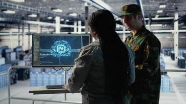 Sunucu odasındaki ordu uzmanları keşif bilgilerini incelemek için gelişmiş yapay zeka araçları kullanıyorlar. Askeri veri merkezi personeli, görevlere hazırlanmak için yapay zeka sistemlerini çalıştırıyor, kamera B