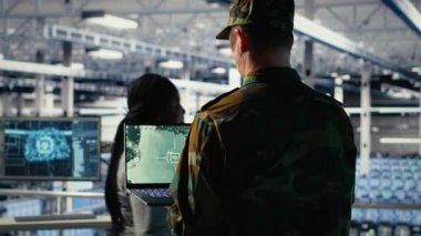 Ordu veri merkezi uzmanı düşman tehditlerini izlemek için radar yazılımı kullanıyor. Ordu askeri veri merkezinde şüpheli aktiviteleri tarıyor ve not defteri, kamera B kullanarak tehlikeleri tespit ediyor.