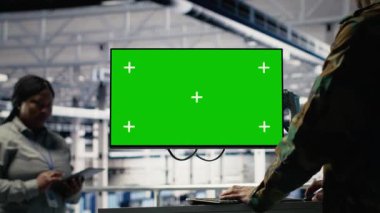 Sunucu merkezindeki ordu programcısı keşif bilgilerini incelemek için yapay zeka uygulamasını yeşil ekranda kullanıyor. Askeri veri merkezi çalışanı görevi planlamak için yapay zeka kullanır, kamera B