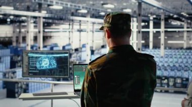 Ordu veri merkezi uzmanı düşman tehditlerini izlemek için dizüstü bilgisayarında balistik füze radarını kullanıyor. Veri merkezindeki asker, düşman birlikleri tarafından fırlatılan roketleri tespit etmek için tarayıcı teknolojisi kullanıyor. Kamera B