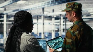 Ordu veri merkezi mühendisleri düşman tehditlerini izlemek için yapay zeka kullanarak radar yazılımı öğreniyorlar. Veri merkezindeki ordu teknisyenleri tehlikeleri tespit etmek için yapay zeka kullanıyor.