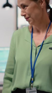 Veri analizi üzerinde çalışan ve proje hedefleri belirleyen, iş planlama yapan güçlü ve hırslı iş arkadaşlarından oluşan dikey video grubu. Hedefe yönelik işbirliği modern