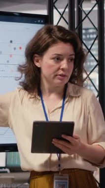 Geliştirme hedefleri olan bir proje planlayan Dikey Video Güçlendirilmiş iş ortakları, çok uluslu şirket büyümesine ilişkin veri içgörüleri ve performans göstergelerini gözden geçirmek üzere bir toplantı odasında bir araya geldiler. Kamera.