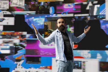 İçerik yaratıcısı canlı bir sunumu bir mikrofonla sunuyor, sosyal medya, dijital etkileşim ve yaratıcı markalaşma için çevrimiçi bir seyirciyle bağlantı kuruyor. Yenilik için trend belirleyici.