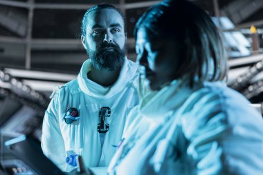 Kozmonotlar kozmik yolculuk sırasında gelişmiş mühendislik gücüyle yıldız gemisinde uçuyorlar. Astronotlar uzay gemisi sensörlerini ayarlıyor, uzun mesafe uzay yolculuğu sırasında tablet kullanarak güvenlik kontrolü yapıyorlar.