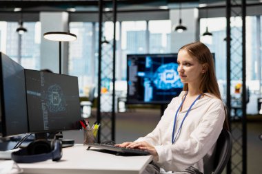 Kadın teknisyen, iş yerinde işleri otomatikleştirmek için derin öğrenme algoritmalarını ayarlıyor. Yapay zeka ile çalışan teknoloji şirketindeki genç kız kod optimizasyonu için fikir yürütüyordu.