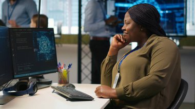 Makine öğrenme otomasyonunu kullanarak uygulama geliştirdikten sonra ofis masasındaki neşeli kadın programcı memnun oldu. Sinir ağları ve kamera A 'yı kullanarak uygulamaları hata ayıkladıktan sonra neşeli çalışan tatmin oldu