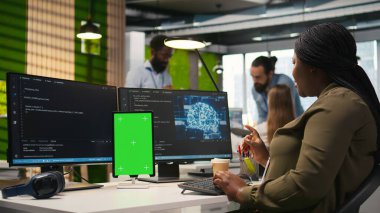 İzole ekran tabletindeki yönetici kod yazma, makine öğrenme API 'leri geliştirme. Yapay zeka ve kamera A kullanarak yazılım hatalarını gidermek için krom anahtar aygıtı kullanan bir bilişim uzmanı.