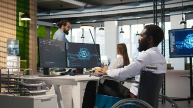 Tekerlekli sandalyedeki profesyonel bilişim teknisyeni yapay zeka otomasyonunu kullanarak yazılım uygulamaları geliştiriyor. Belden aşağısı felçli bir bilgisayar bilimcisi yapay zekayla hata ayıklama uygulamaları, kamera A