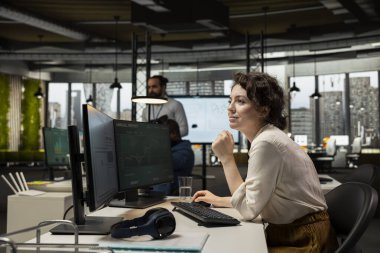 Performans ölçüm ve raporlarını analiz eden motive edilmiş bir çalışan, yönetim uygulamalarını geliştirmek ve kurumsal başarıyı sağlamak için iş stratejisi ve içgörüler uyguluyor. Modern çalışma alanı.