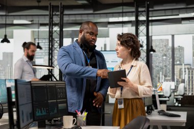 Çeşitli çalışan grupları, performans ölçümlerini uygulamak için tablet üzerindeki grafiklerden elde edilen verileri kullanarak proje planlama ve analizinde işbirliği yapmaktadır. Ekip çalışması ve iş birliği..