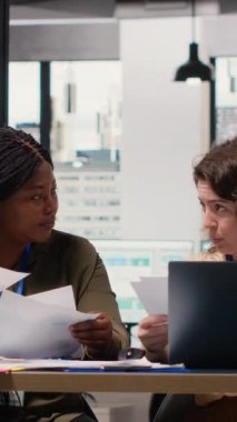 Çok ırklı hedef odaklı dikey video kadın takımı, yönetim kurulu planlaması üzerinde veri analizi ve raporlarıyla işbirliği yaparak liderliğin gücünü gösteriyor. Modern çalışma ortamı. Kamera B.