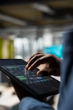 Bilişim şirketinin genişlemesini sağlamak için tablet üzerindeki çizelge analizlerine odaklanan analistin kapatılması, geliştirme stratejisi için içgörü ve performans ölçümlerini gözden geçirmesi. Hedefler hizalanıyor.