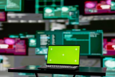 Laptop 'ta yeşil ekranlı boş bir sahne karanlık web' de kuantum tehdidi, sistem geçersiz kılma ve kimlik hırsızlığı olan bir siber suç için yer gösteriyor. Veri çalmak için parolalar kırılıyor.