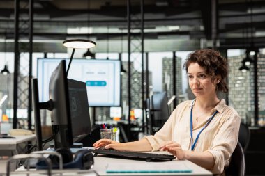 Kadın çalışan, birlikte çalışma alanında veri paylaşımı ve optimizasyon modelleri sinerjisi kullanarak, verimlilik tanıma için yapay zeka öğrenme makinesini kullanıyor. IT şirketinin yapay zekası.