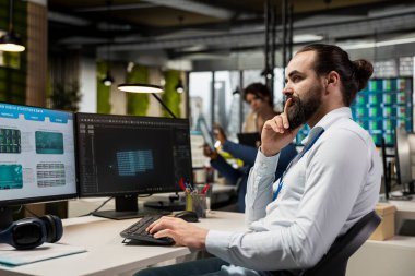 BT mühendisinin veri analizi sonuçları yapay zeka, makine öğrenme ve otomasyon araçları ile entegre edilerek ofisteki çift monitörlerle verimliliği artırılmıştır..