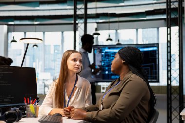 Ekip üyeleri mesai molasında kişisel mücadelelerini paylaşıyorlar ve karşılıklı güvence veriyorlar. İş arkadaşları, zorlukları paylaşarak ve birbirlerini destekleyerek derin işyeri dostluklarını besliyor.