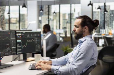 Yatırım fonu portföy yöneticisi varlık performansını gözden geçirir ve holdingleri ayarlar. Mülkiyet firması profesyoneli, müşterilerin kazancını maksimuma çıkarmak için PC 'de çeşitli yatırım portföylerine nezaret ediyor