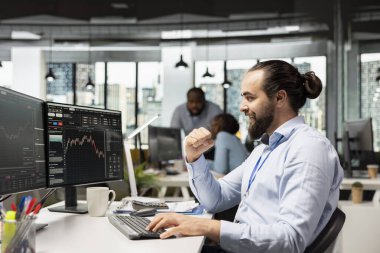 Neşe dolu portföy yöneticisi, holdingleri düzelttikten sonraki olumlu varlık performansından memnun. Müşterilerin kazancını maksimuma çıkardıktan sonra yatırım portföylerini denetleyen neşeli bir çalışan.