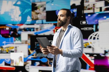 Modern bir sanal ağ ortamında canlı yayın etkileşiminin ve yaratıcı içeriğin tadını çıkaran, gerçek zamanlı bildirimleri yönlendiren bir trend belirleyicinin dijital yaşam tarzı. Çevrimiçi varlık.